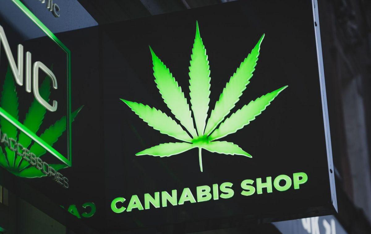 El cartel de una tienda que vende cannabisl / PIXABAY