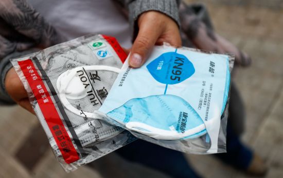 Dos de los modelos de mascarillas con válvula que hay en el mercado / EP
