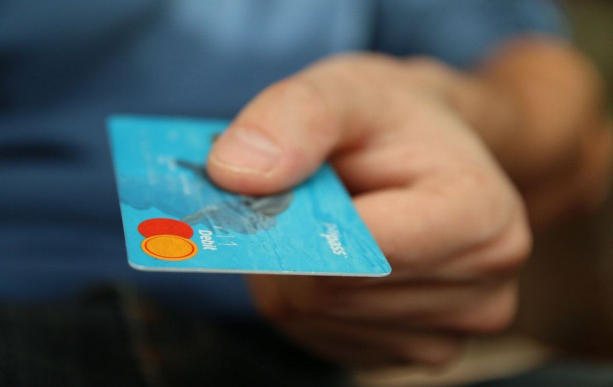Una tarjeta de crédito, la cantidad justa de microplásticos que se ingieren cada semana / PEXELS