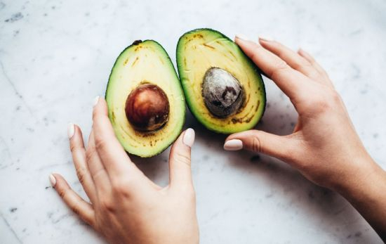 Un aguacate que empieza a estar muy maduro/ PEXELS Un aguacate que empieza a estar muy maduro/ PEXELS