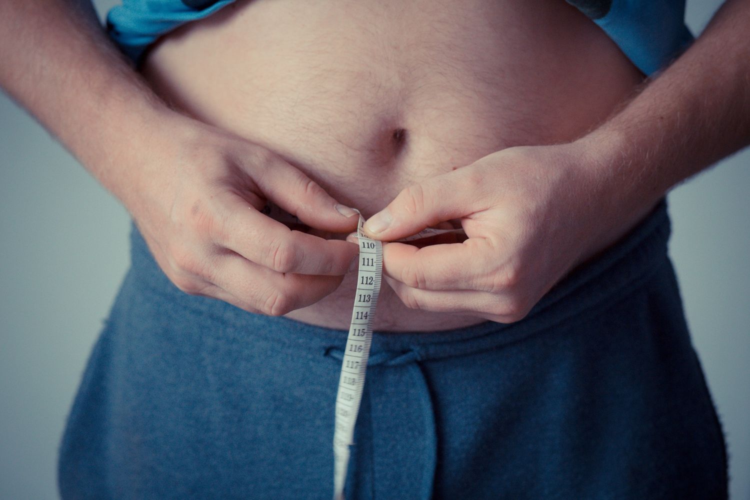 Un hombre mide su cuerpo con un metro / PEXELS Un hombre mide su cuerpo con un metro / PEXELS