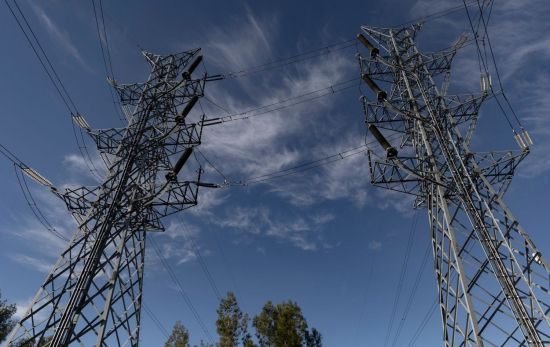 Dos torres de electricidad / EP