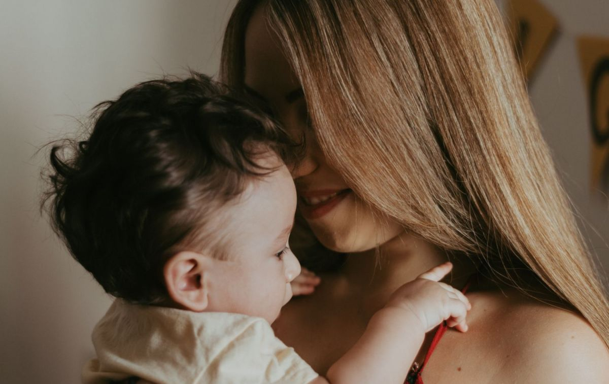 Una madre durante su lactancia coge en brazos a su bebé / PEXELS Una madre durante su lactancia coge en brazos a su bebé / PEXELS