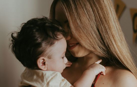 Una madre durante su lactancia coge en brazos a su bebé / PEXELS Una madre durante su lactancia coge en brazos a su bebé / PEXELS