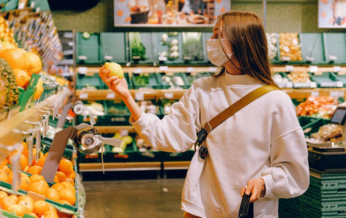 Una mujer compra en un establecimiento de una cadena de supermercados / PEXELS