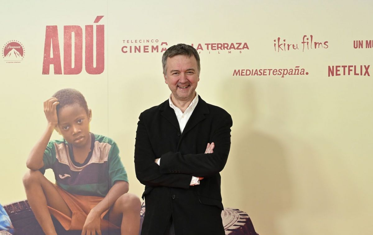 El productor Edmon Roch frente a un cartel de la película Adú / CEDIDA