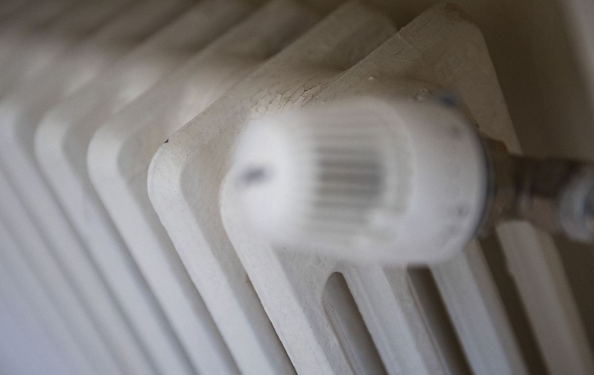 Un radiador para la calefacción encendido a la hora en que la luz es más barata / EP Un radiador para la calefacción encendido a la hora en que la luz es más barata / EP