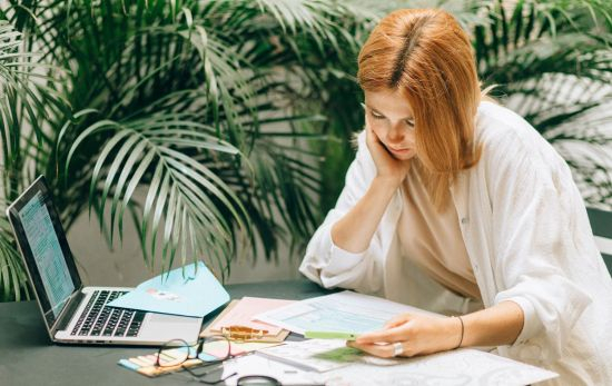 Una mujer revisa el precio de la luz / PEXELS Una mujer revisa el precio de la luz / PEXELS