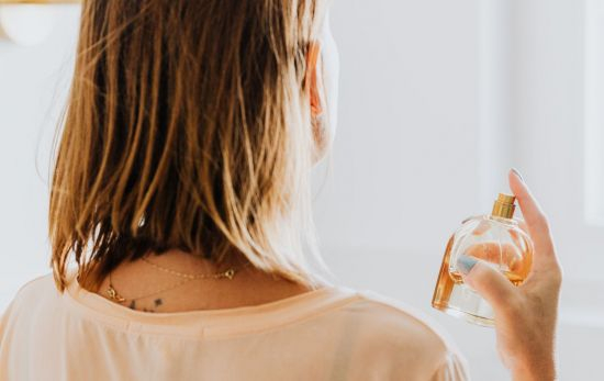 Una mujer usa un perfume árabe/ UNSPLASH Una mujer usa un perfume árabe/ UNSPLASH