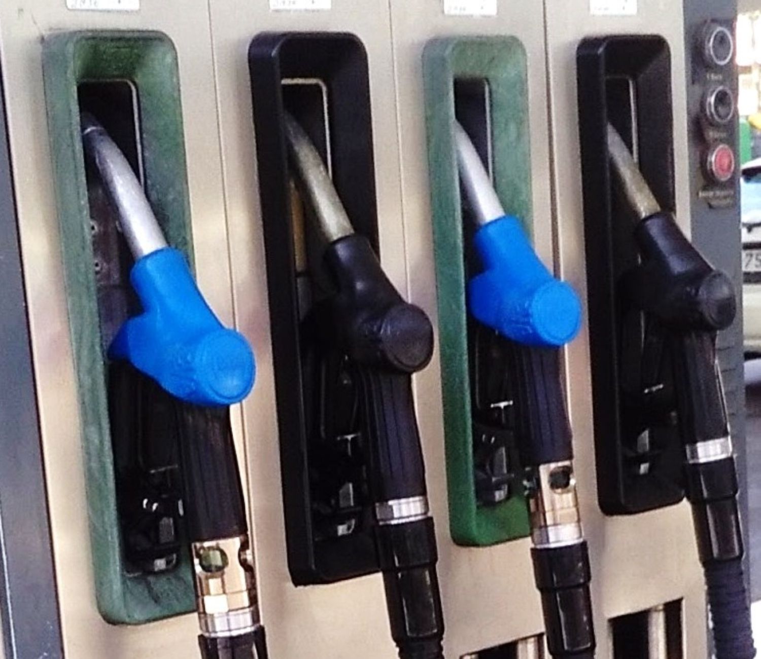 Vários surtidores de combustível de uma gasolinera / EP