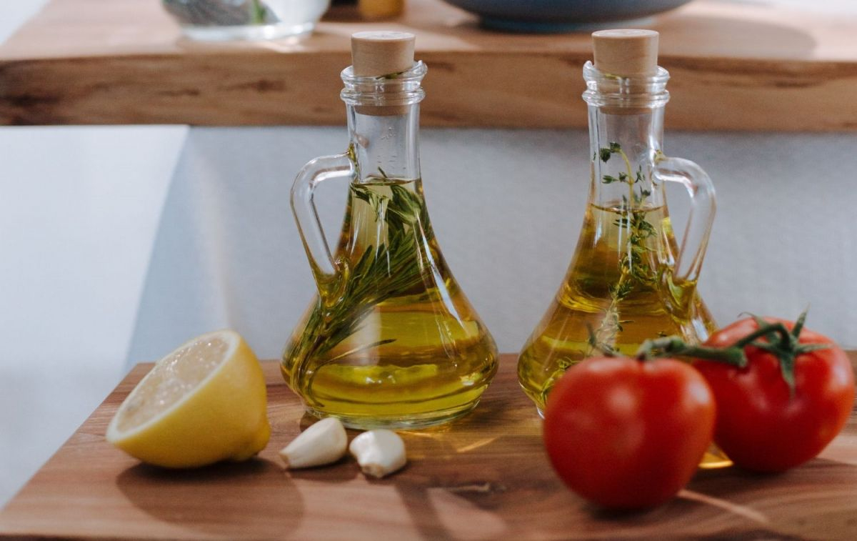 Dos envases de vidrio con aceite de oliva / PEXELS