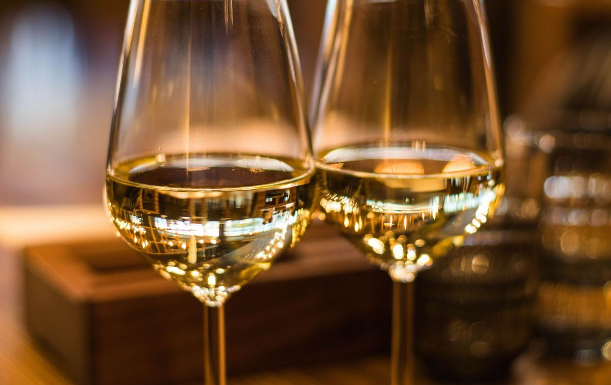 Dos copas de vino blanco / PEXELS Dos copas de vino blanco / PEXELS