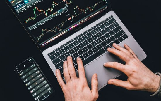 Uma pessoa opera com criptomoedas / PEXELS Uma pessoa opera com criptomoedas / PEXELS