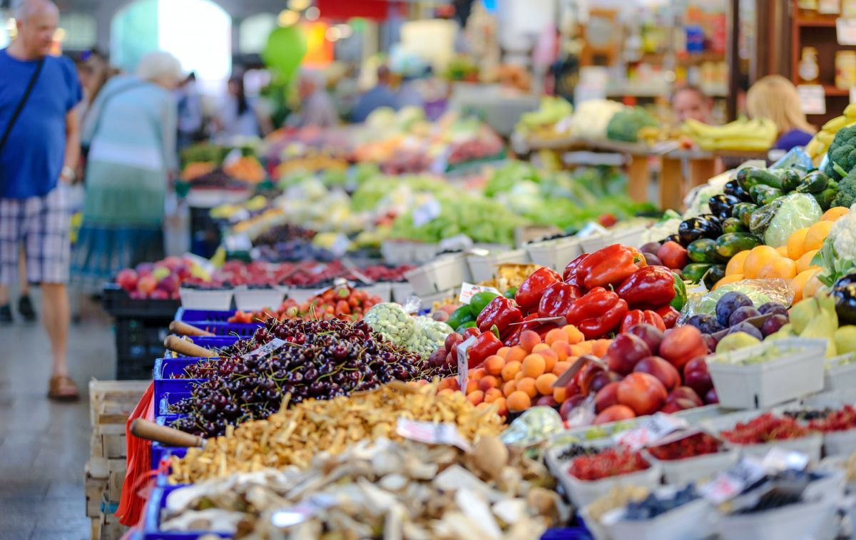Varias verduras y frutas en el puesto de un mercado / PEXELS