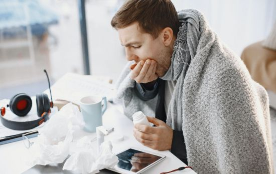 Una persona pasa frío en su casa / PEXELS Una persona pasa frío en su casa / PEXELS