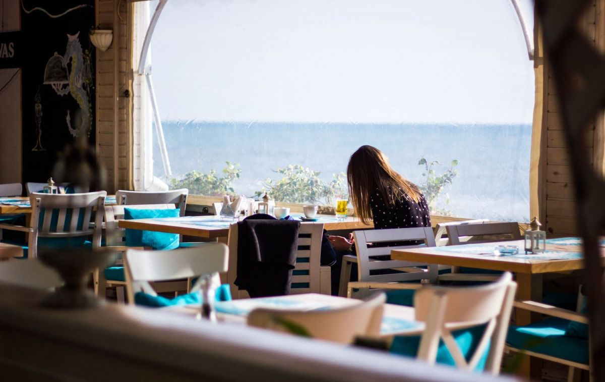 Restaurante con vistas al mar / PEXELS