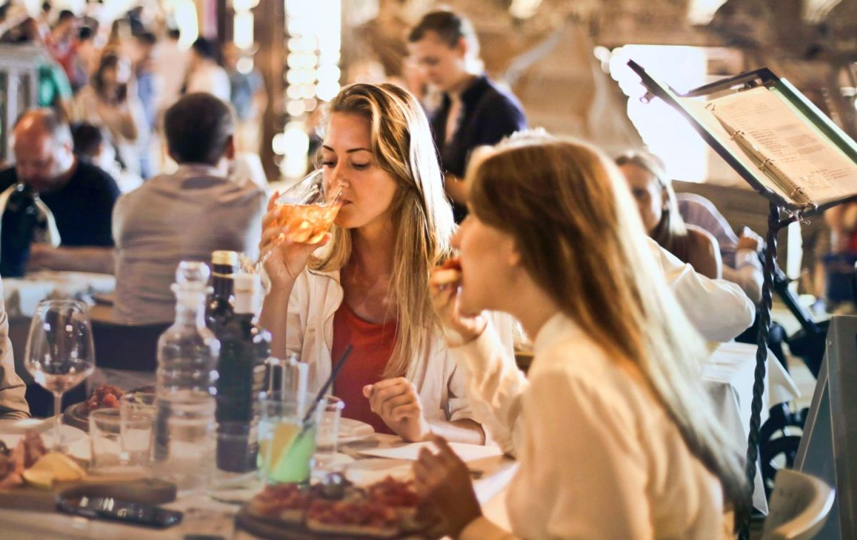 Dos mujeres disfrutan de una comida en un restaurante