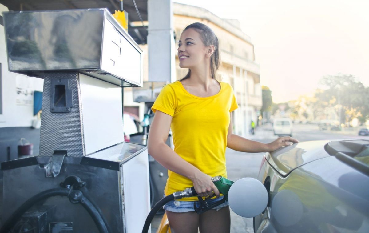 Una mujer llena el depósito de su coche con gasolina / PEXELS