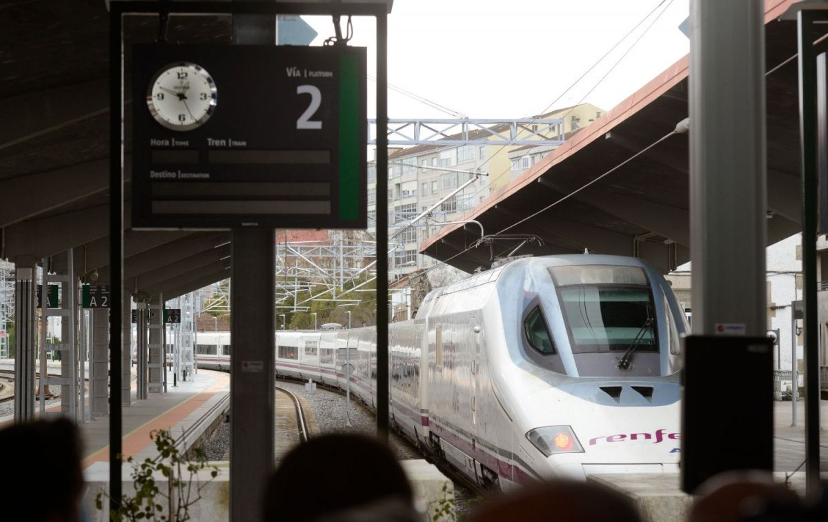 Uno de los trenes de AVE que conectan Madrid con Galicia /  EP
