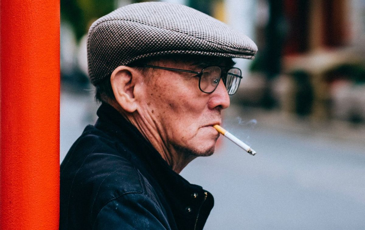 Un hombre con un cigarro / UNSPLASH