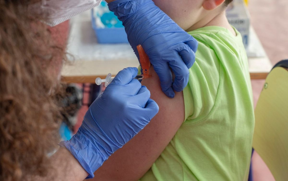 Una enfermera administrando una vacuna del Covid 19 a un niño /  EP