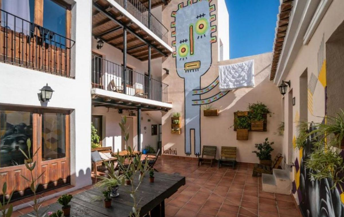 El patio de Hotel Casa 1800 Granada / BOOKING 