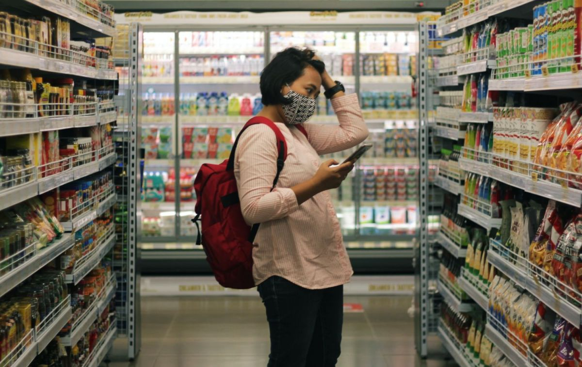 Una persona revisa los precios de un supermercado por la inflación / PEXELS