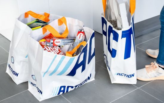 Varias bolsas con artículos de Action / ACTION