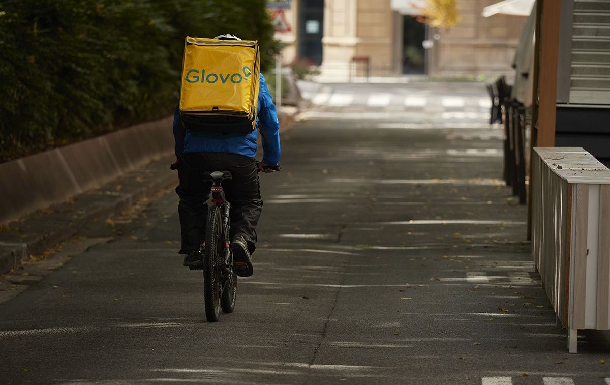 Un repartidor de Glovo con su bicicleta / EP