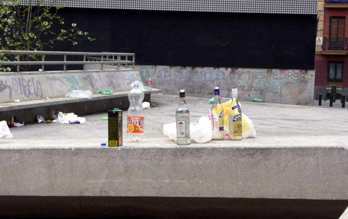 Botellas de alcohol en la calle tras un botellón / FLICKR