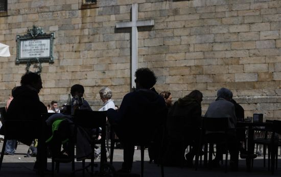 Un negocio dedicado a la restauración delante de una iglesia / EFE