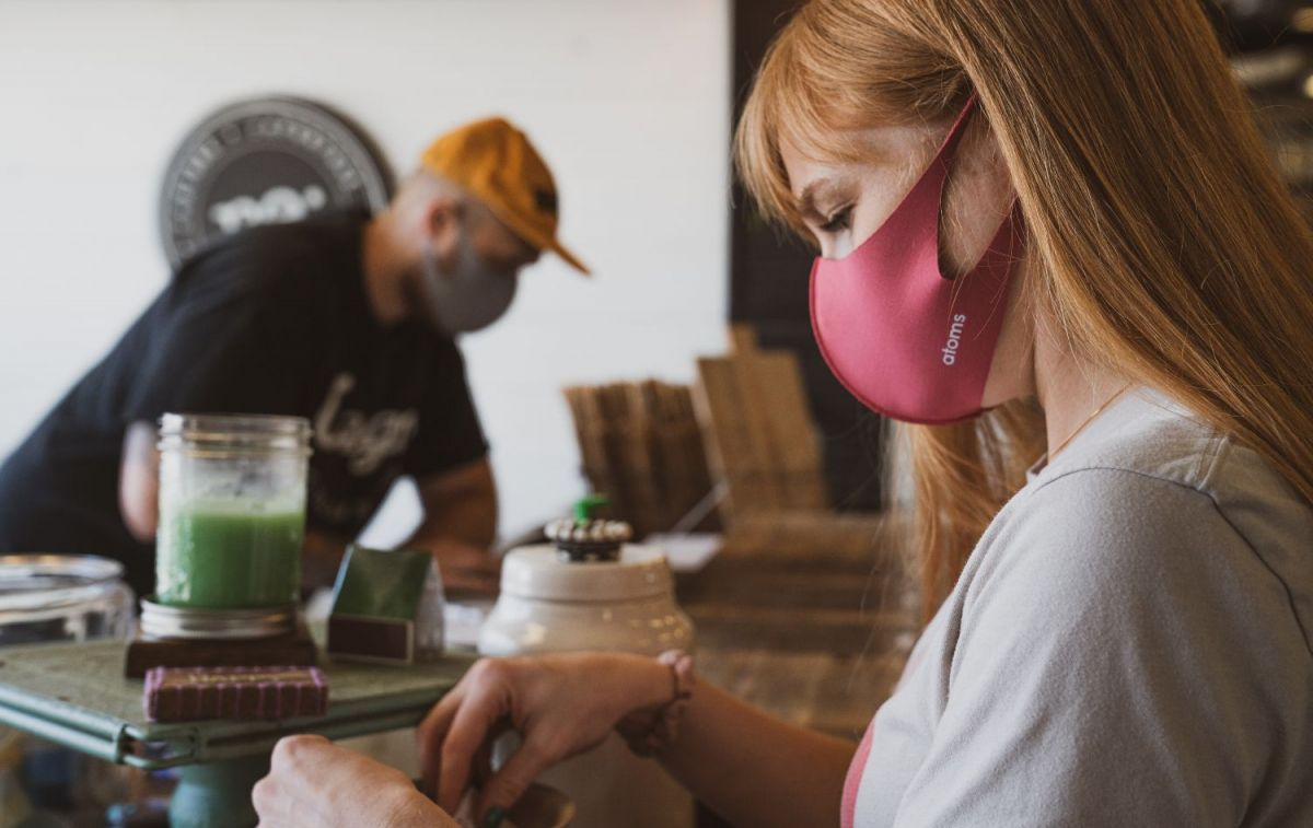 Dos personas con mascarilla en una cafetería / UNSPLASH