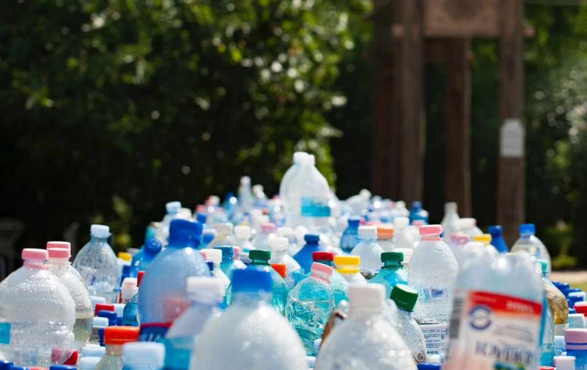 Un conjunto de envases de plástico en el basurero / PEXELS