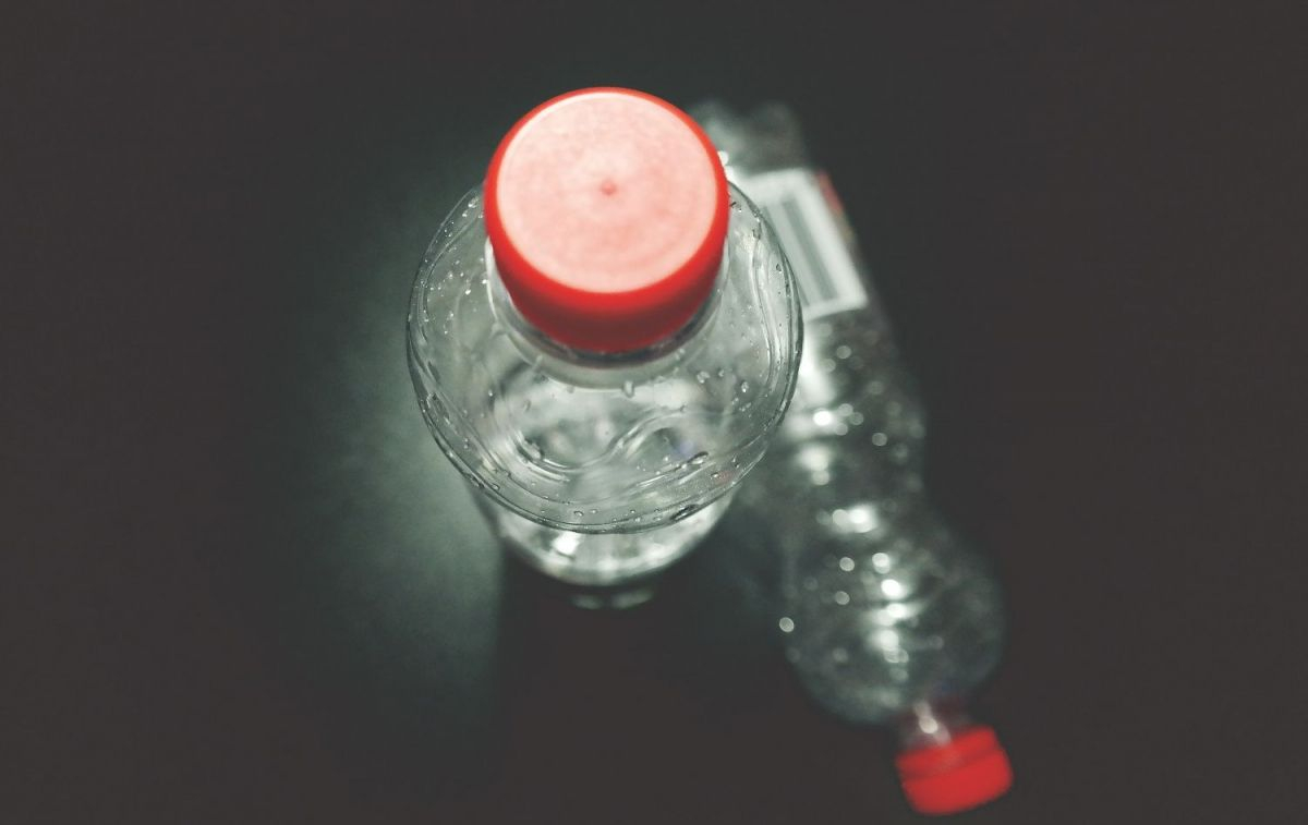 Dos botellas de plástico de un sólo uso gastadas /PEXELS