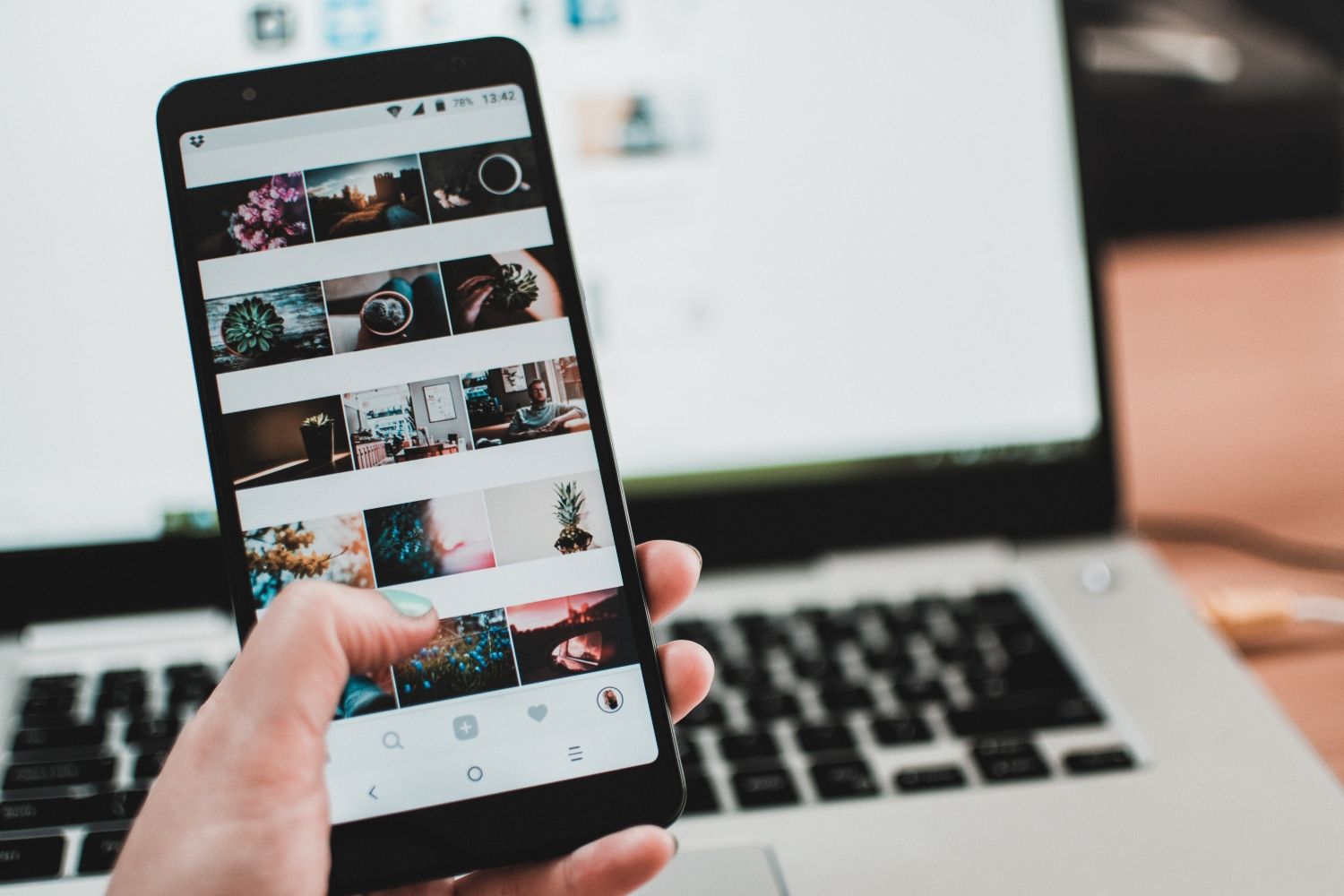 Un usuario viendo fotos en Instagram / PEXELS Un usuario viendo fotos en Instagram / PEXELS