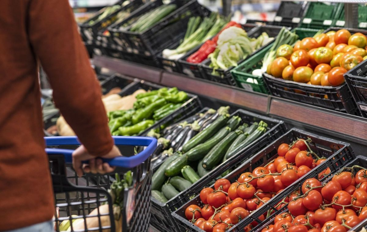 Un cliente ante el puesto de frutas y verduras de un supermercado / ALDI