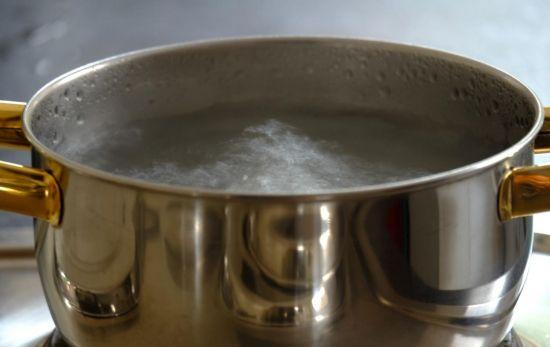 Una olla tradicional con agua al fuego parar preparar la solución para los muebles / PEXELS Una olla tradicional con agua al fuego parar preparar la solución para los muebles / PEXELS