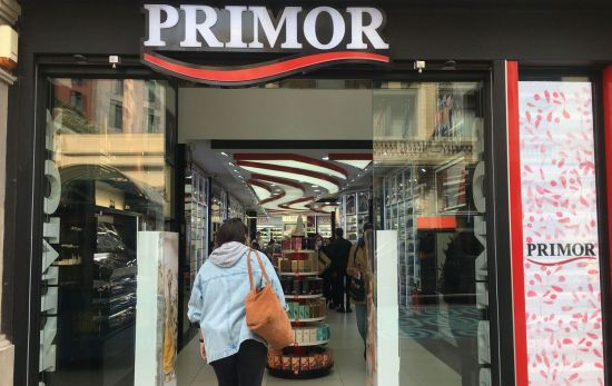 Una mujer entra en un Primor / CG Una mujer entra en un Primor / CG