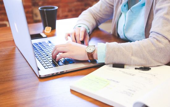 Una mujer abre un mail con una estafa en el ordenador / PIXABAY