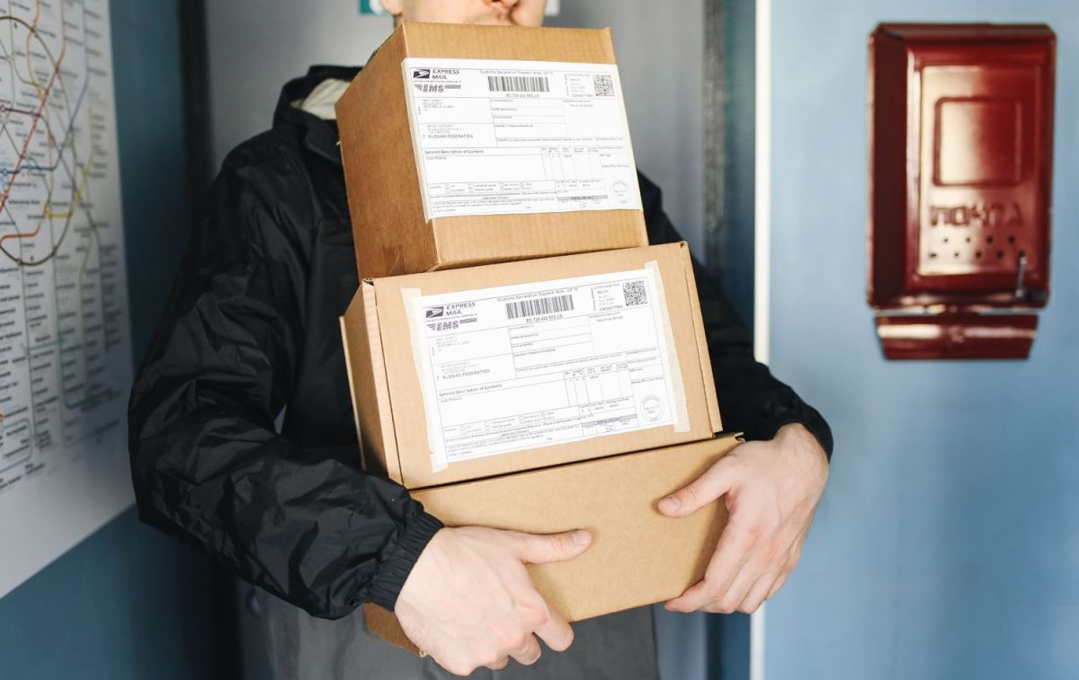 Un hombre entrega un paquete en un domicilio / PIXABAY