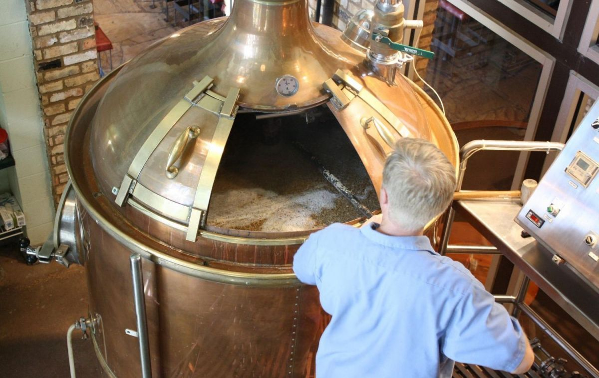 Un maestro cervecero moviendo una cuba de cerveza artesanal / PIXABAY