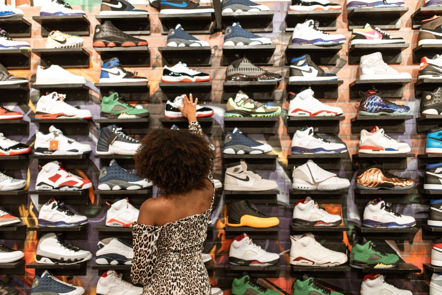 Una chica eligiendo el modelo de zapatillas de Nike que quiere comprar / PEXELS