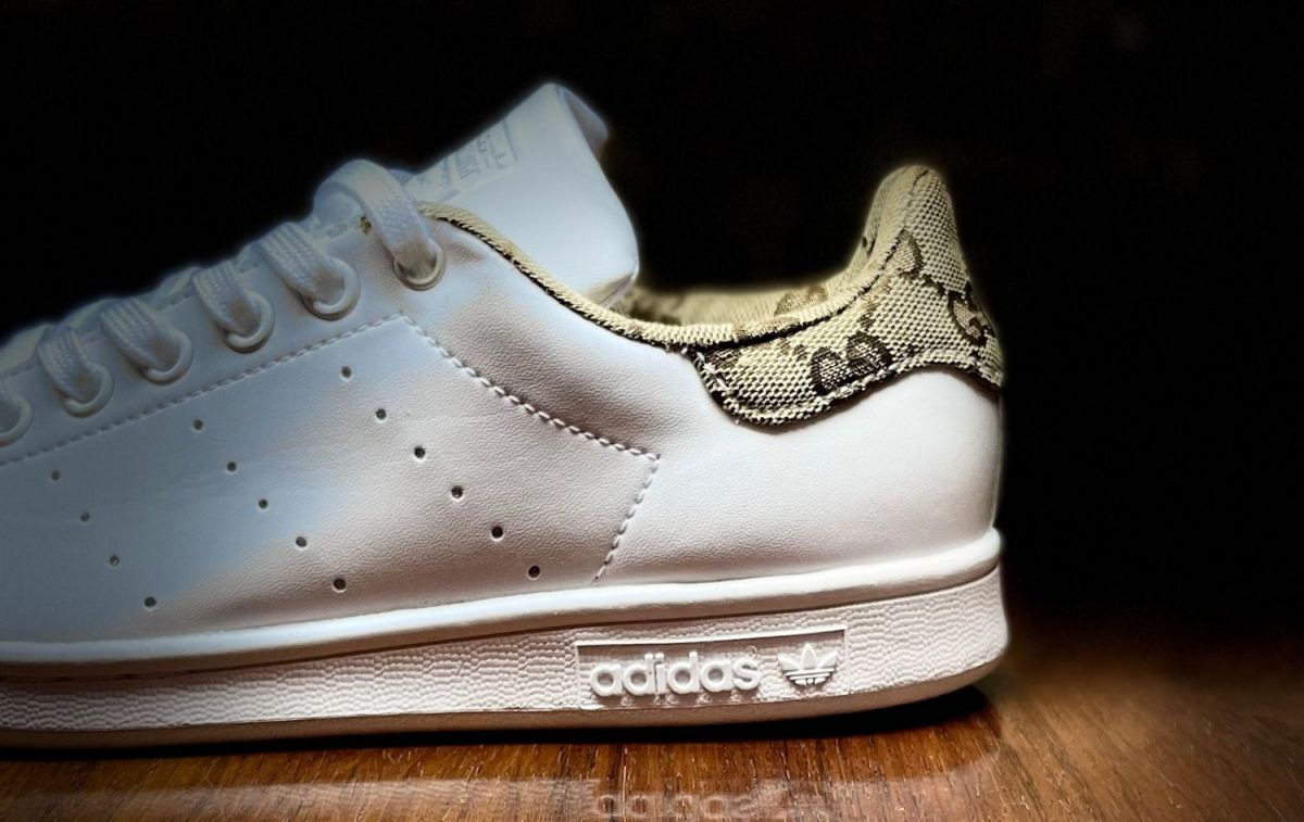 Unas Adidas Stan Smith personalizadas con tela de Gucci / SNEAKERS TRIP
