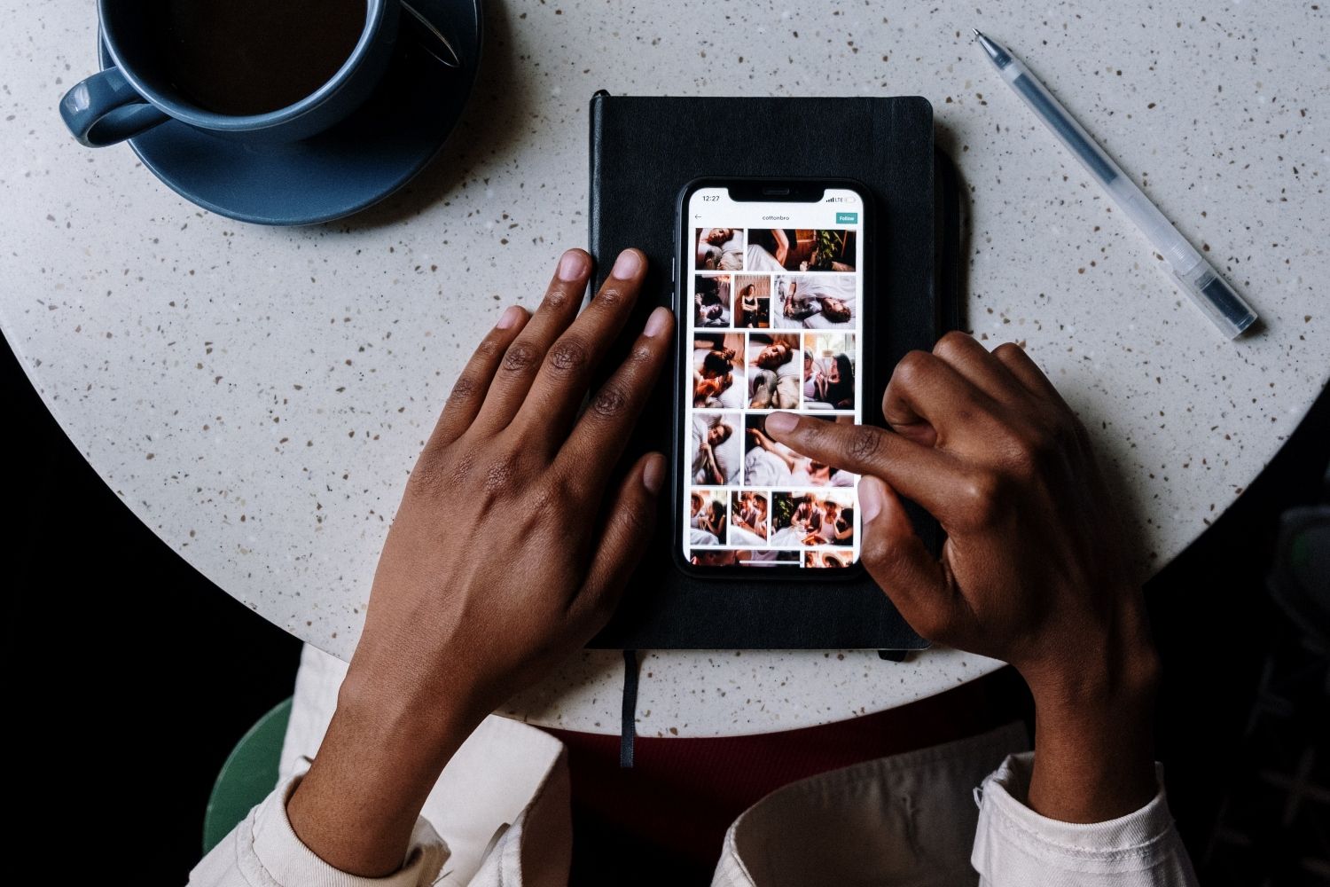 Una persona mira un 'feed' de Instagram / PEXELS