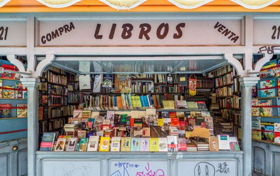 Un puesto en la Cuesta de Moyano, en Madrid / UNSPLASH Un puesto en la Cuesta de Moyano, en Madrid / UNSPLASH