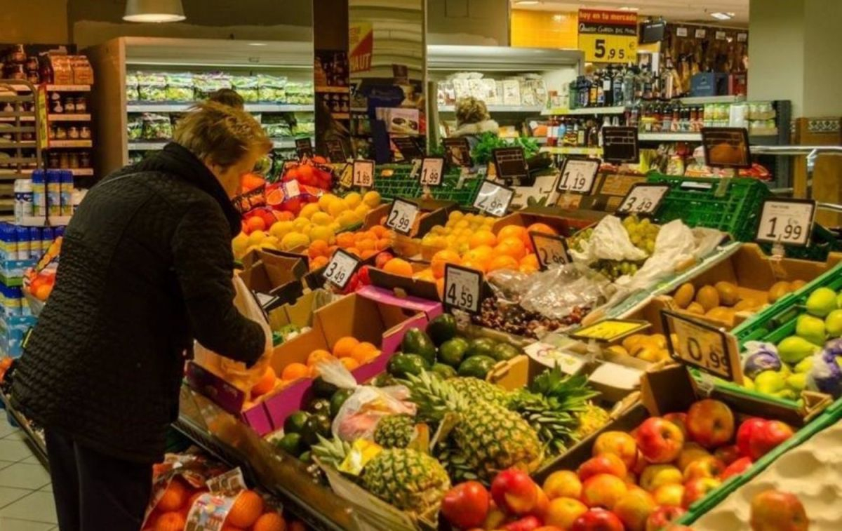Algunos consumidores en un supermercado / EP
