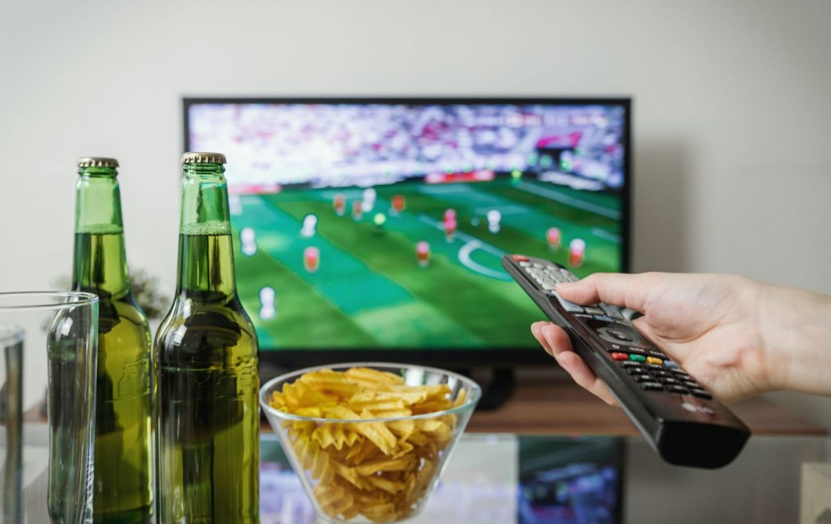 Una televisión encendida con un partido de futbol / PEXELS