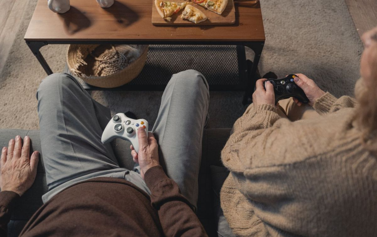 Dos personas juegan a un videojuego en el salón de su casa / PEXELS