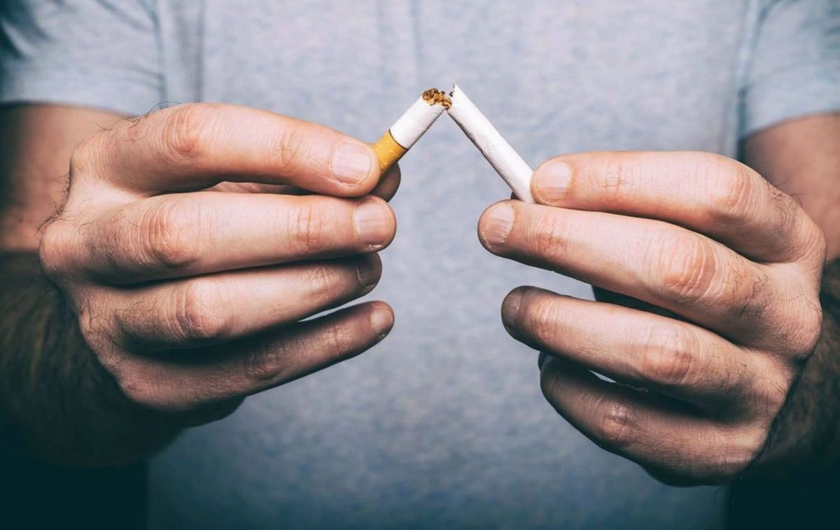 Un hombre rompe un cigarrillo para intentar dejar de fumar / EP
