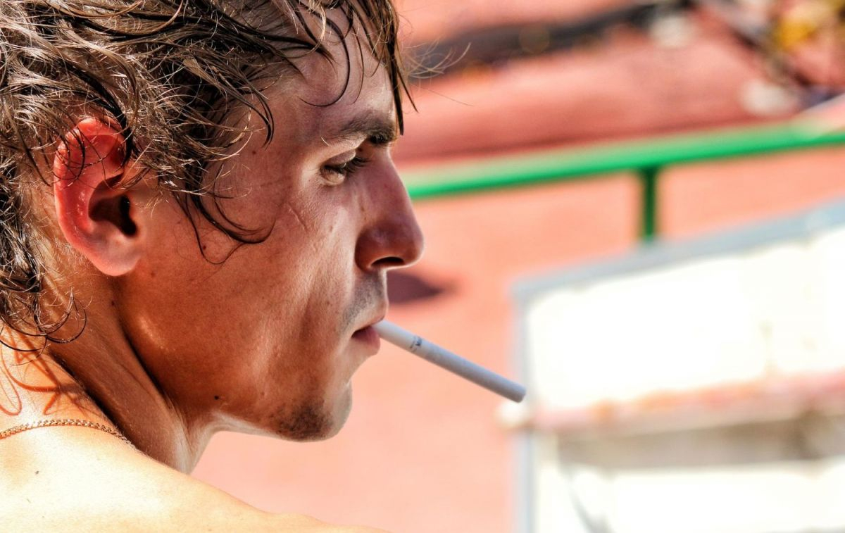 Un hombre fuma un cigarrillo / PIXABAY